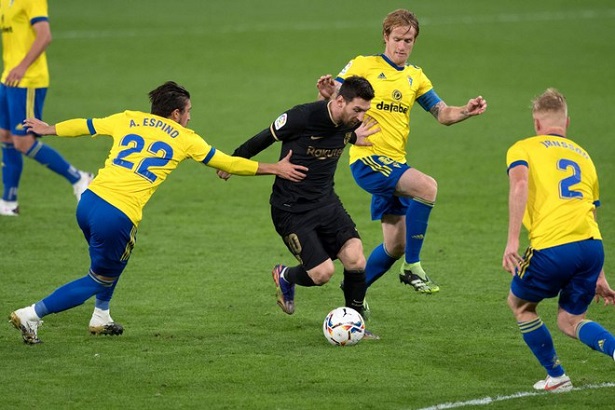 Messi tả xung hữu đột trong vòng vây các cầu thủ Cadiz