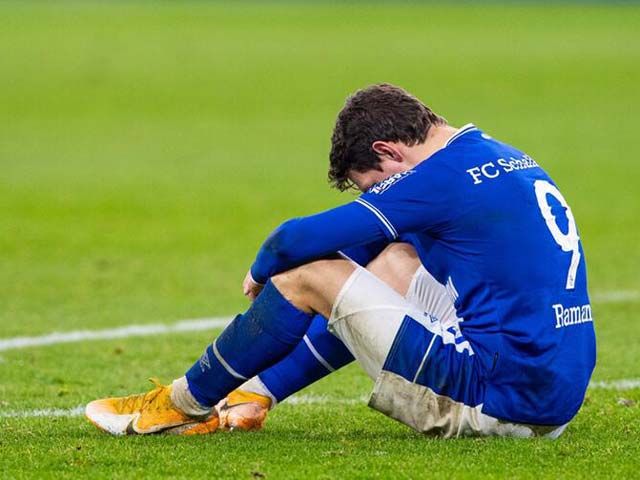 Schalke không làm cách nào thoát ra được chuỗi trận tệ hại