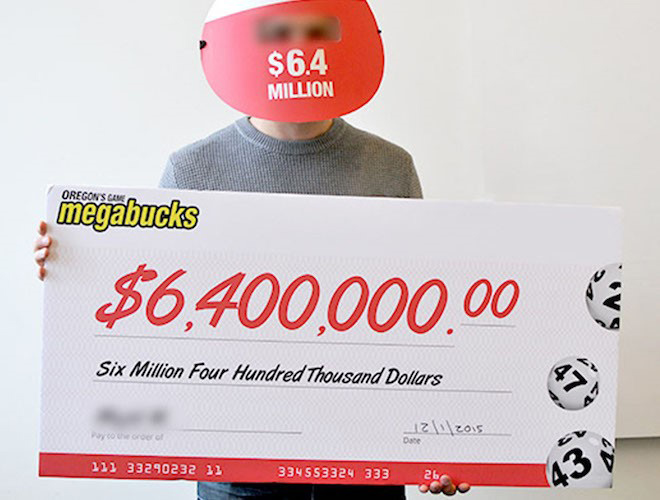 Mặc dù hầu hết những người trúng xổ số “khủng” trên thế giới là nhờ mua trực tiếp tại điểm bán hàng, nhưng cũng có trường hợp trúng Jackpot khi đặt qua mạng người đàn ông giấu mặt trong bức ảnh này.