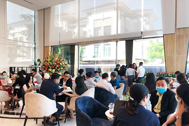 Verosa Park đã chào đón nhiều khách hàng đến chiêm ngưỡng không gian sống lý tưởng và cảm nhận chân thực vẻ đẹp của “ngôi nhà để đời” tương lai.