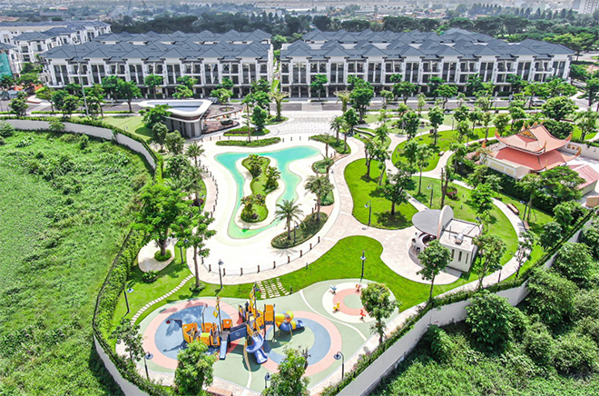 Verosa Park dành đến 16.000 m2 diện tích để phát triển mảng xanh, bao gồm khu công viên Symphony Park ngay dọc theo cung đường chính, nổi bật với hồ cảnh quan Oceania cùng những khóm hoa, những hàng cây tùng, phượng cổ thụ, xà cừ...