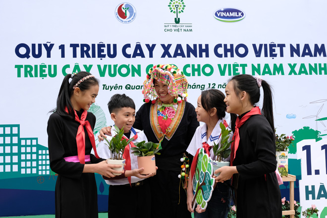 Các em học sinh đặc biệt hào hứng với hoạt động đổi vỏ hộp sữa lấy cây xanh
