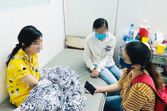 Nữ sinh NTNY (ngồi dựa tường) đang được điều trị tại BV Nhi đồng 2 TP.HCM. Ảnh: HL&nbsp;