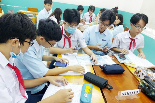 Một tiết học học sinh được sử dụng điện thoại dưới sự giám sát của giáo viên tại Trường THCS Nguyễn Du, quận 1, TP.HCM. Ảnh: ĐT