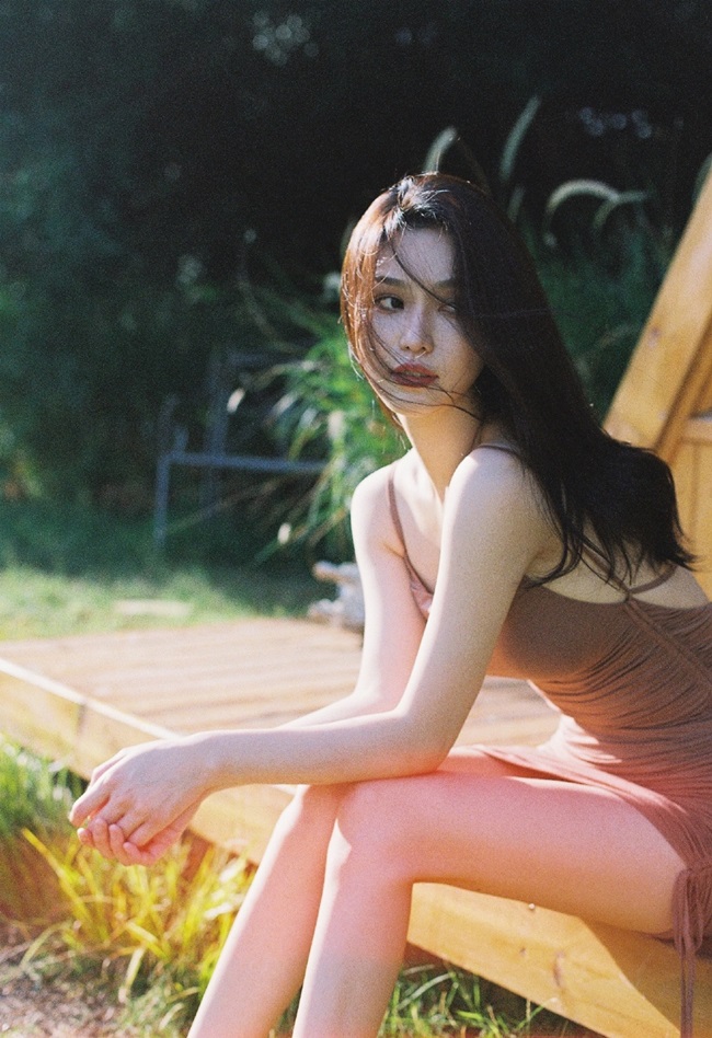 Người ta nói "gái 1 con trông mòn con mắt", quả thật&nbsp;Crissie Lee vẫn vô cùng xinh đẹp và duyên dáng.