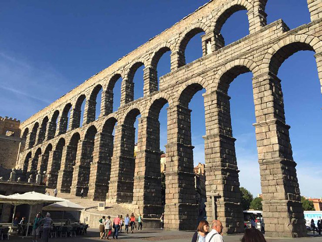 Aqueduct Of Segovia, Tây Ban Nha: Aqueduct of Segovia ở Tây Ban Nha đã trở thành biểu tượng của những công trình kiến ​​trúc được bảo tồn tốt nhất trên toàn thế giới và thu hút hàng ngàn lượt khách mỗi năm.
