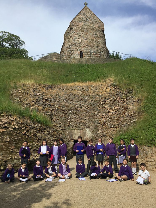 La Hougue Bie - Hầm chứa cổ ở Pháp: Boongke cổ, nằm ngoài khơi bờ biển Normandy, Pháp, là một trong những công trình kiến ​​trúc cao nhất châu Âu với những ngôi mộ thông hành, địa điểm tôn giáo và mộ đá thời tiền sử. 
