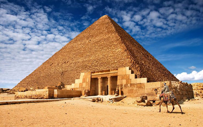 Kim tự tháp Ai Cập: Được xây dựng vào khoảng năm 2.400 trước Công nguyên, không nghi ngờ gì khi các Kim tự tháp Ai Cập là địa điểm yêu thích của rất nhiều nhiếp ảnh gia và nhà thám hiểm trên khắp thế giới. 
