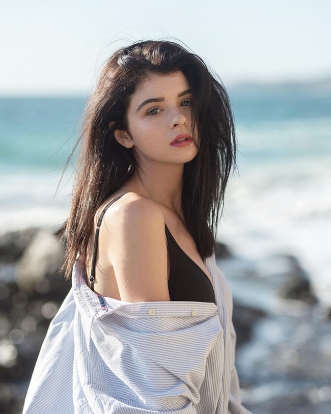 Người đẹp theo học khoa Tâm lý tại trường Đại học&nbsp;Huddersfield và&nbsp;từng tham gia cuộc thi&nbsp;Britain&#39;s Next Top Model.
