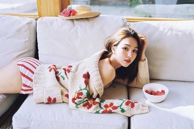 Chẳng những vậy, tư thế, dáng người cũng sẽ được cải thiện nhờ các động tác vươn mình về phía trước, giúp kéo giãn cơ.