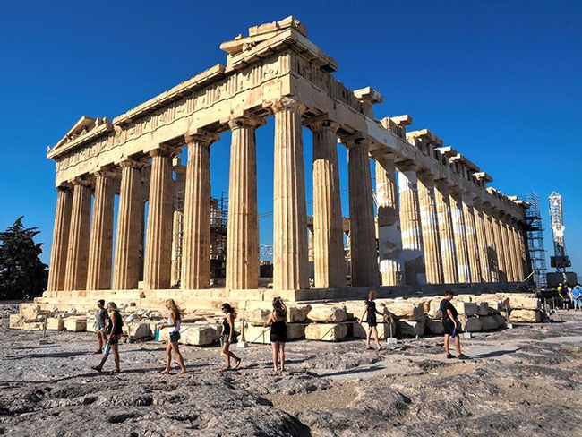 Parthenon Hy Lạp cổ đại trên Acropolis: Đền Parthenon của Hy Lạp rất lộng lẫy cùng bức tượng Athena tuyệt đẹp có các chi tiết bằng vàng và ngà voi gây ấn tượng khiến du khách trên khắp thế giới nườm nượp kéo đến hằng năm.
