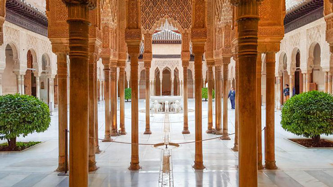 Alhambra - Biểu tượng của Tây Ban Nha: Tòa nhà mang tính biểu tượng này thu hút hơn 5.000 du khách mỗi ngày. Không có từ ngữ nào có thể diễn tả đầy đủ sự uy nghiêm của cung điện Tây Ban Nha này. 
