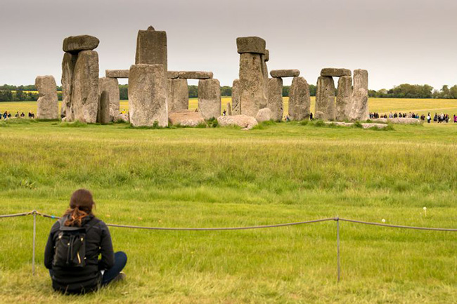 Epic Stonehenge, Anh: Stonehenge huyền thoại là một trong những địa điểm được ghé thăm nhiều nhất ở Anh. Công trình kiến ​​trúc nổi tiếng này được tạo thành từ sự pha trộn của đá kim sa và một vài tảng đá xanh nhỏ hơn. 
