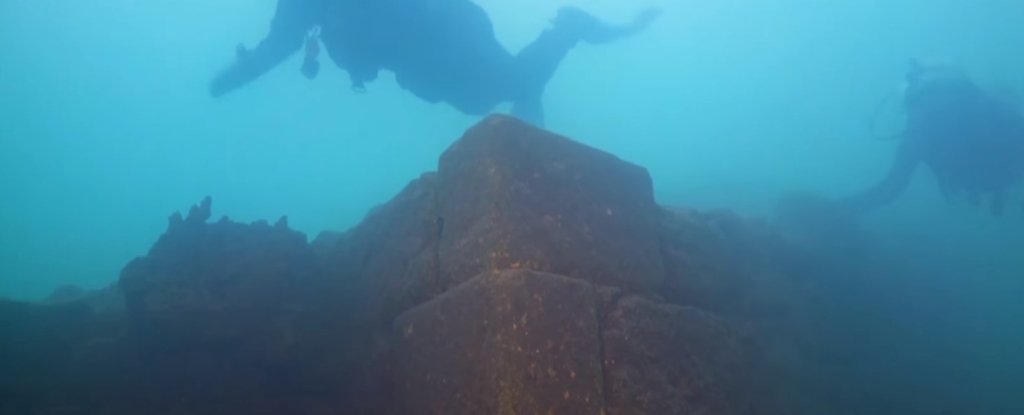 Đi săn quái vật hồ Van nhưng lại tìm ra một lâu đài bí ẩn 3.000 năm tuổi dưới đáy hồ - 1