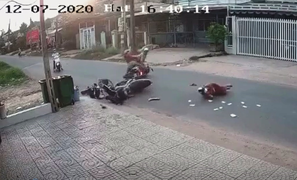 Người đàn ông chạy xe máy băng qua đường sau đó xảy ra va chạm giao thông