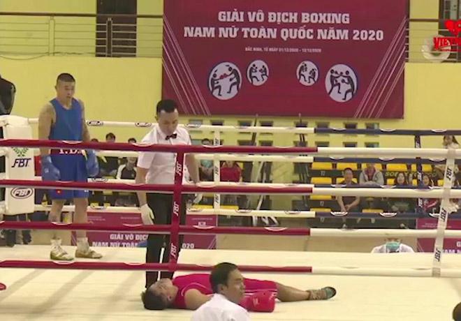 Trương Đình Hoàng (áo xanh) khiến đối thủ nằm sàn sau chưa đầy 1 phút thi đấu