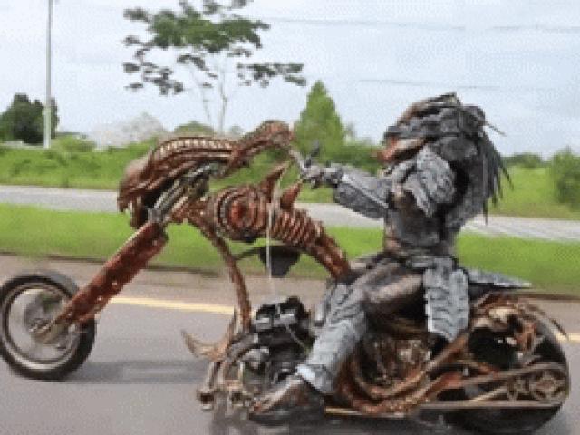 Xe máy - Xe đạp - Video: Môtô như quái vật ăn thịt chạy băng băng trên đường