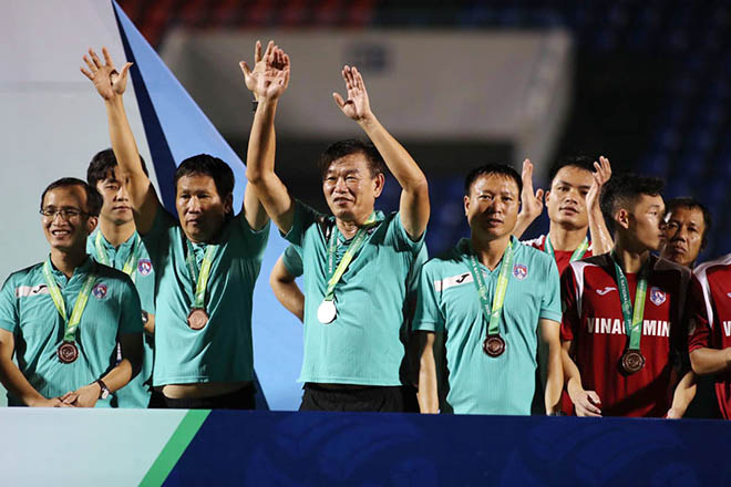 HLV Phan Thanh Hùng giúp Than Quảng Ninh giành hạng ba Cúp Quốc gia và xếp thứ 4 trên bảng xếp hạng V-League mùa 2020.