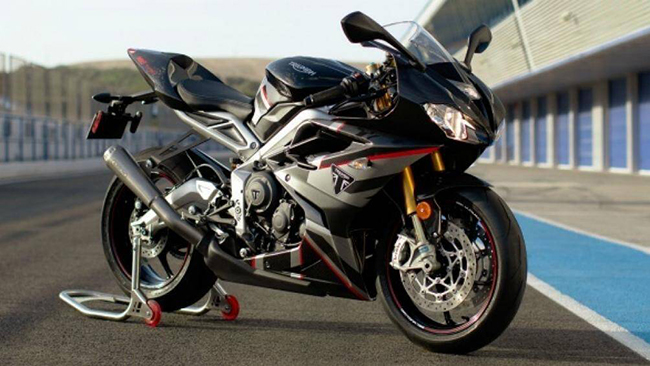 Triumph Daytona Moto2 765 Limited Edition là chiếc xe được sản xuất giới hạn với 765 chiếc trên toàn thế giới, đặc biệt ấn tượng với dàn áo bằng carbon
