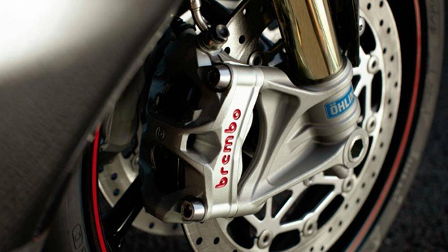 Đi kèm với đó là hàng loạt trang bị cao cấp, phanh đĩa Brembo 4 piston nén tiên tiến với bộ đôi đĩa nổi cỡ 310 mm
