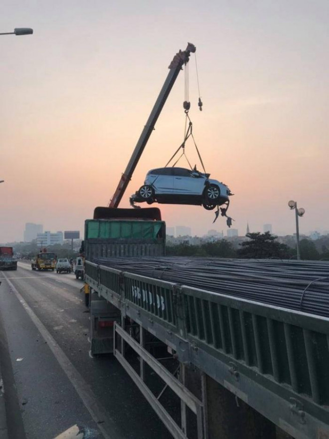Lực lượng chức năng phải dùng xe cẩu để giải tỏa hiện trường