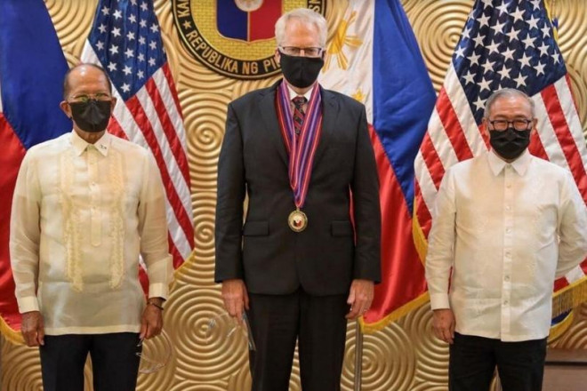 Quyền Bộ trưởng Quốc phòng Mỹ (giữa) trong buổi trao đổi với người đồng cấp Philippines&nbsp;Delfin Lorenzana (trái) ở thủ đô Manila ngày 7-12. Ảnh: REUTERS