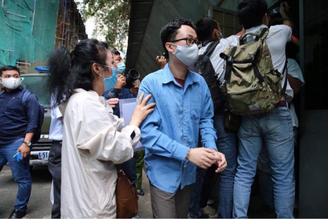 Lâm Hoàng Tùng (ảnh) và Nguyễn Hải Nam ra tòa về tội "Xâm phạm chỗ ở của người khác" (Ảnh: HOÀNG TRIỀU)