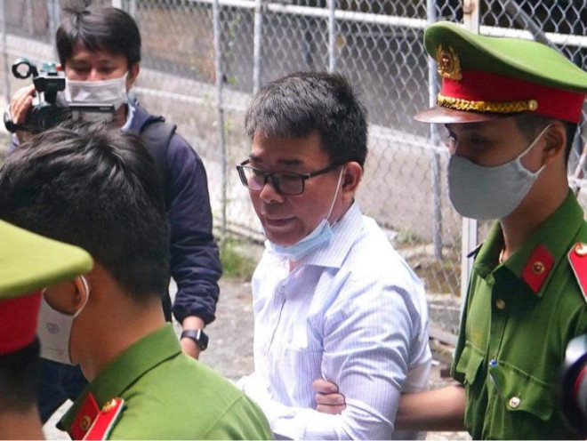 Cựu phó chánh án Nguyễn Hải Nam vào phòng xử án với thái độ khá thoải mái, tươi tỉnh (Ảnh: HOÀNG TRIỀU)