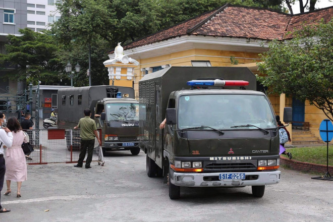 Xe dẫn giải hai bị cáo vào TAND TP HCM (Ảnh: HOÀNG TRIỀU)