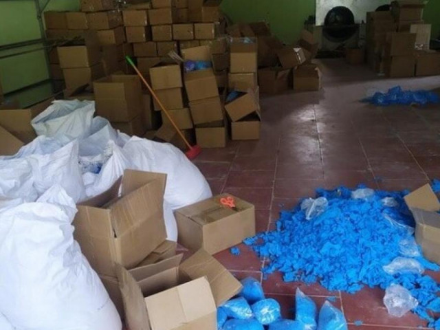 Thị trường - Tiêu dùng - Cháy hàng găng tay y tế, người dân gom hơn 8 tấn hàng "bẩn" để bán