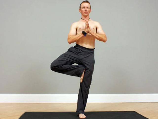 Sức khỏe đời sống - "Đứng bằng một chân", bài tập giúp kiểm tra nguy cơ bị đột quỵ dễ dàng