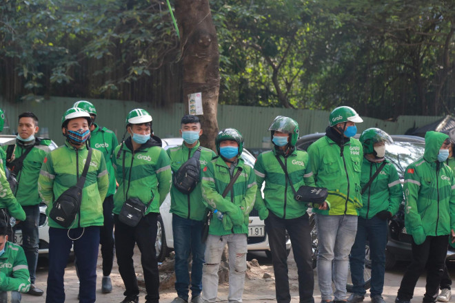 Tài xế Grabbike tập trung phản đối tại trụ sở Grab (Cầu Giấy, Hà Nội) ngày 7-12. Ảnh: Nguyễn Hưởng