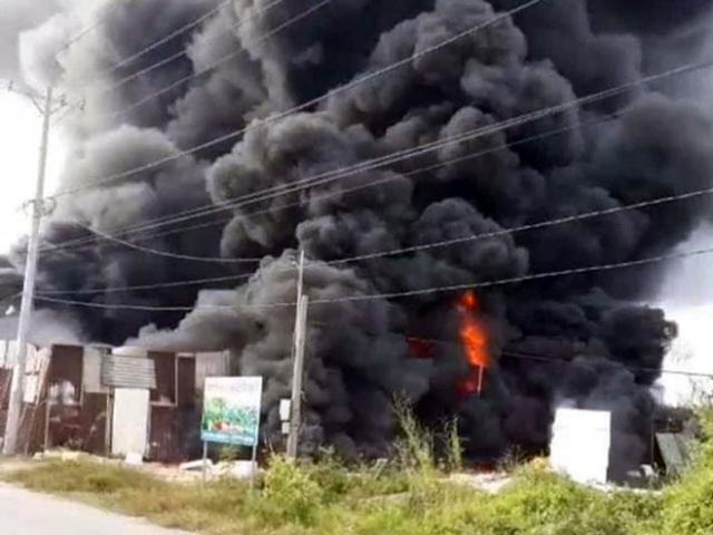 Tin tức trong ngày - Khói lửa nhấn chìm xưởng sản xuất đồ trang trí Noel ở Sài Gòn