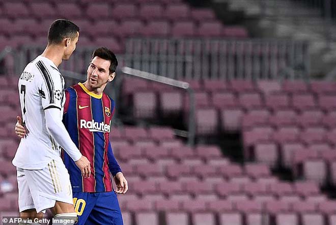 Messi (áo sẫm) bị Ronaldo lu mờ ngay tại Nou Camp