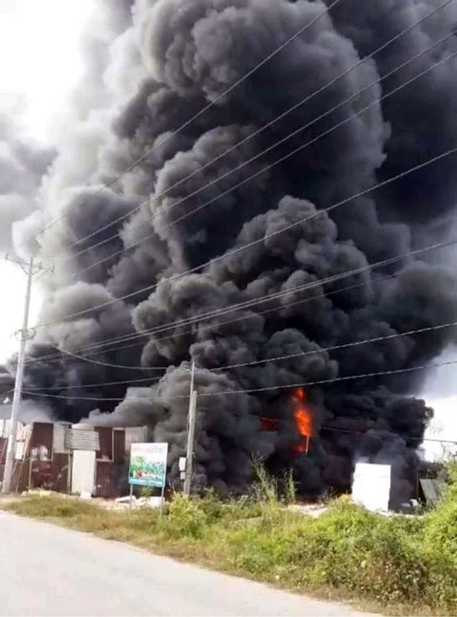 Ngọn lửa bùng cháy dữ dội đã thiêu rụi nhà xưởng chuyên sản xuất đồ trang trí Noel ở quận 9, TP.HCM