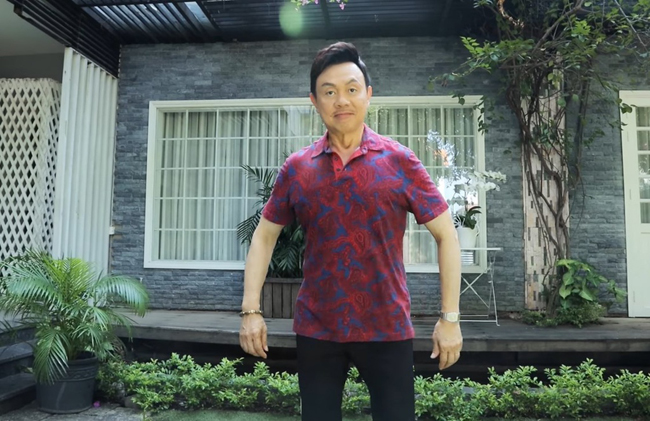 Ngày 6/12, Chí Tài còn xuất hiện trong một video thử thách "đứng một chân trong trạng thái nhắm mắt" và gửi lời thách đấu tới danh hài Việt Hương.

