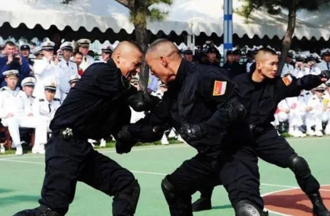 Tiểu Tuấn (trái) là thành viên ưu tú của đặc nhiệm Trung Quốc