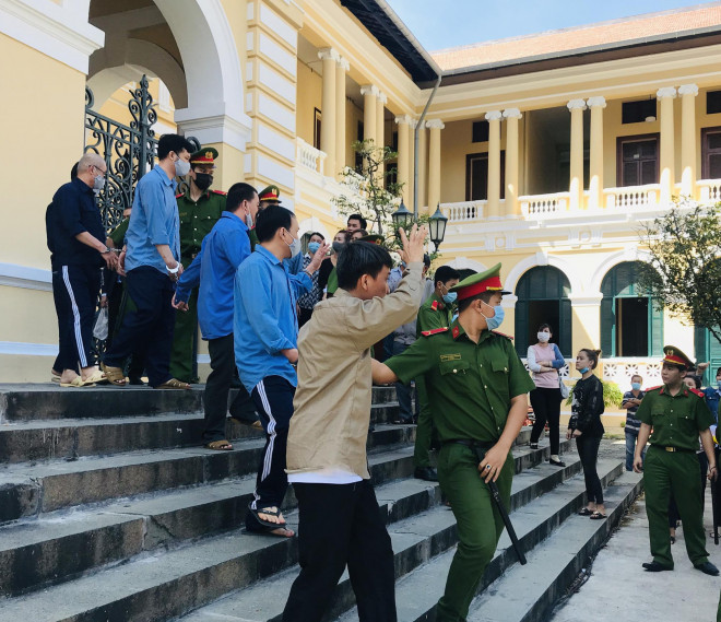 Các bị cáo trong vụ án sản xuất, buôn bán tân dược giả rời tòa sau khi tòa trả hồ sơ