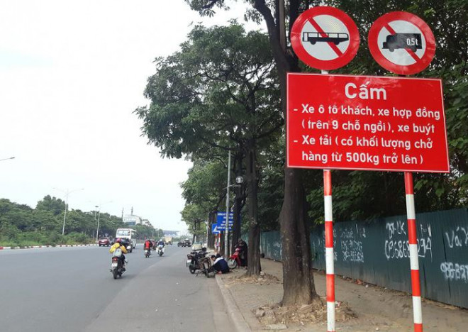 Biển báo cấm các loại xe tải, xe khách, xe buýt chưa được tháo dỡ (Chụp trên đường Lê Quang Đạo, Mễ Trì, Nam Từ Liêm)