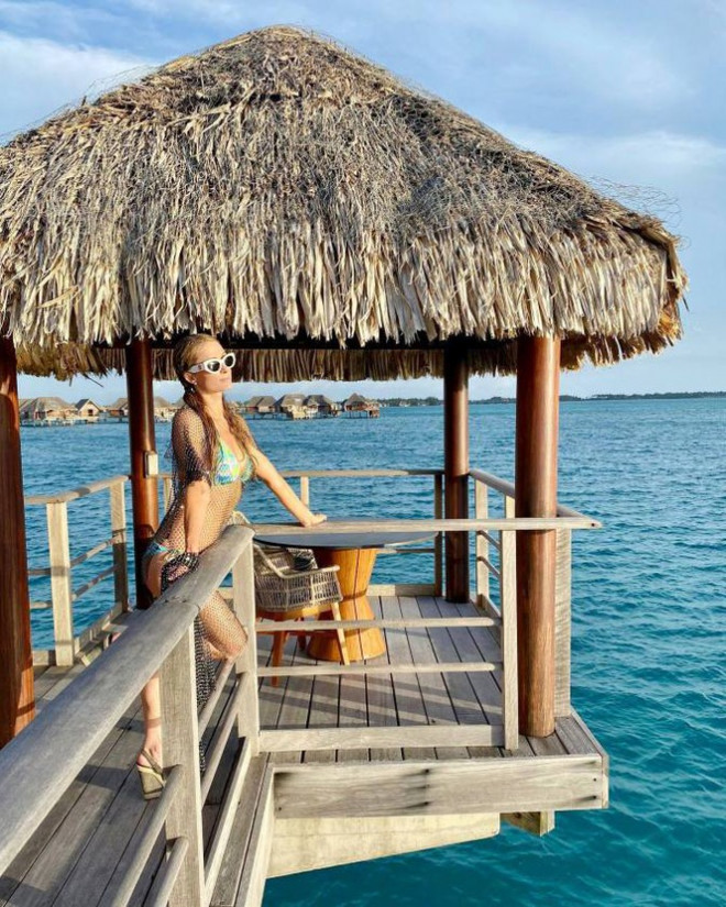 Ảnh bikini siêu gợi cảm của Paris Hilton ở đảo thiên đường - 4