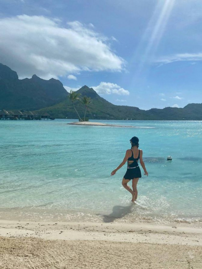 Ảnh bikini siêu gợi cảm của Paris Hilton ở đảo thiên đường - 9