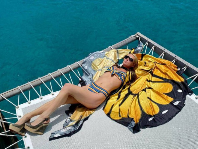 Ảnh bikini siêu gợi cảm của Paris Hilton ở đảo thiên đường - 10
