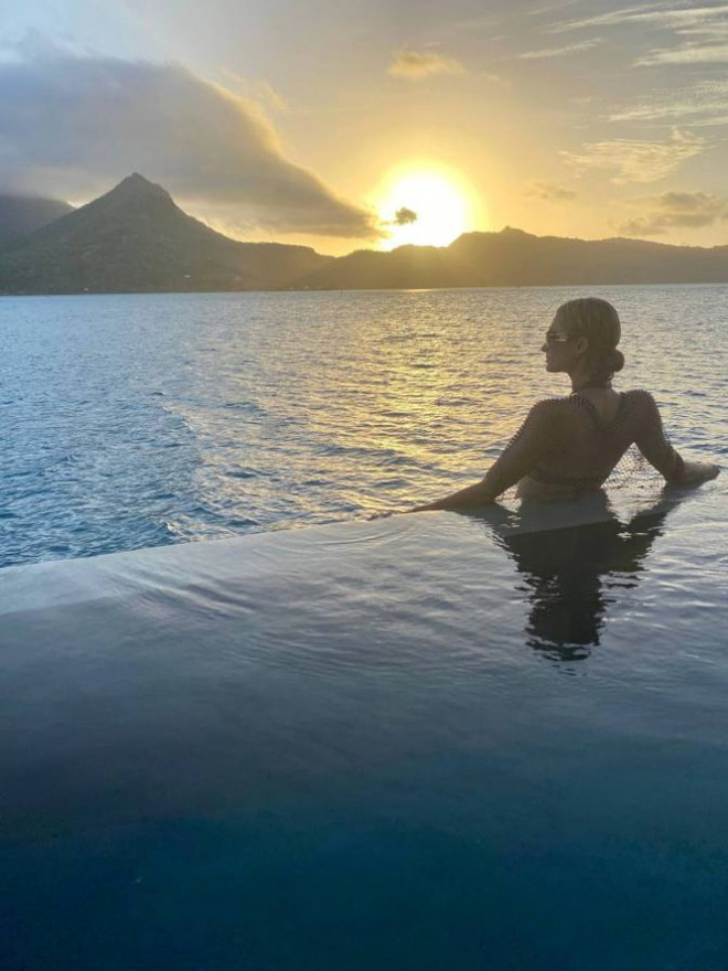 Ảnh bikini siêu gợi cảm của Paris Hilton ở đảo thiên đường - 7