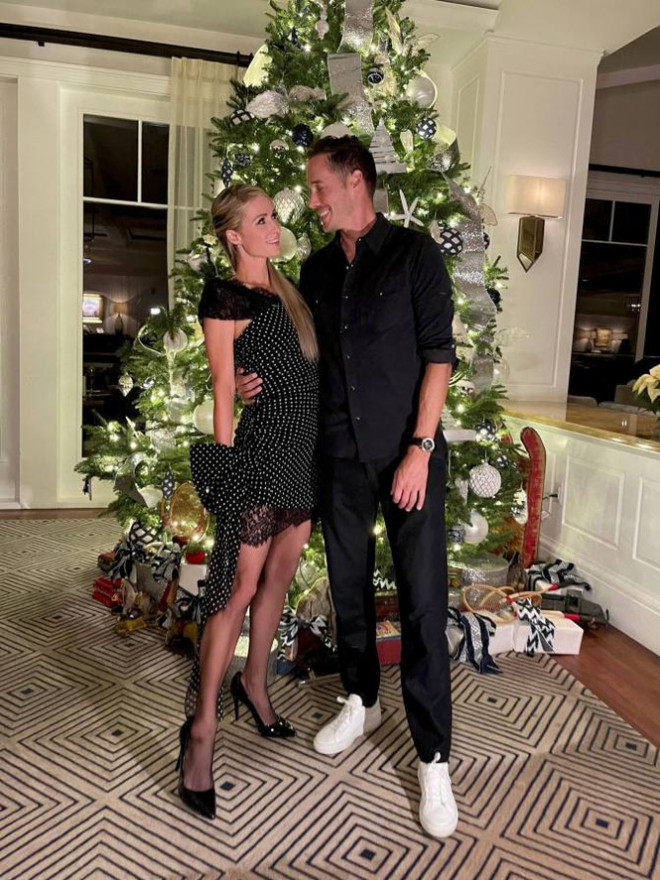 Ảnh bikini siêu gợi cảm của Paris Hilton ở đảo thiên đường - 14