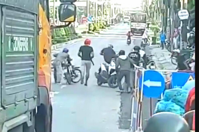 Ngay sau khi tấn công gây thương tích cho nhóm người trên chiếc ôtô, nhóm của Tèo lên xe máy tẩu thoát. Ảnh cắt từ clip