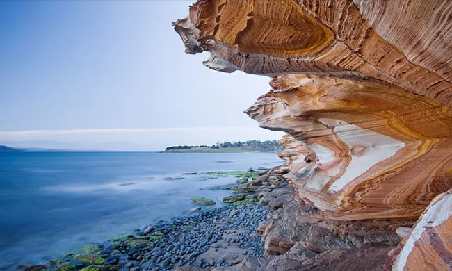Vách đá Painted (Tasmania): Nước ngầm thấm qua lớp sa thạch hàng triệu năm trước để lại dấu vết của các ôxít sắt, do đó tạo ra một dải hoa văn tuyệt đẹp kéo dài 100m trông giống như tác phẩm sơn. 
