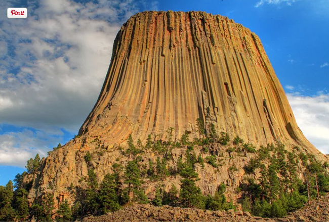 Tháp Quỷ (Wyoming, Mỹ): Đặc điểm địa chất độc đáo và sự hình thành của cấu trúc khổng lồ này vẫn còn gây tranh cãi với các nhà địa chất.
