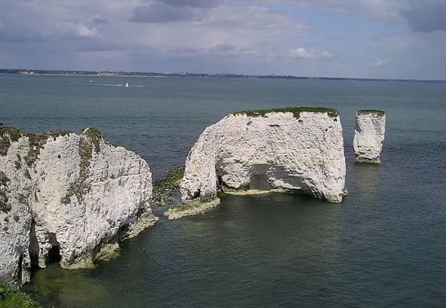 Old Harry Rocks (Anh): Nằm cách Poole và Bournemouth khoảng 10km về phía nam, những tảng đá này đã hơn 60 triệu năm tuổi. Sự xói mòn do nước biển vỗ liên tục khiến thành tạo đá phấn này luôn thay đổi. 
