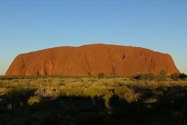 Uluru, còn gọi là Ayers Rock (Australia): Nếu phải kể tên một thắng cảnh tự nhiên ở Australia, không nơi nào nổi tiếng hơn Ayers Rock, còn được gọi là Uluru.

