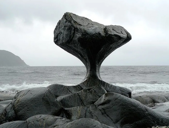 Kannesteinen Vågsøy (Na Uy): Tảng đá khổng lồ trông như cây nấm này nằm ở vùng nước cao gần làng Oppedal, thành phố Vågsøy. Nó có chiều cao 3m và tuổi đời hàng nghìn năm.
